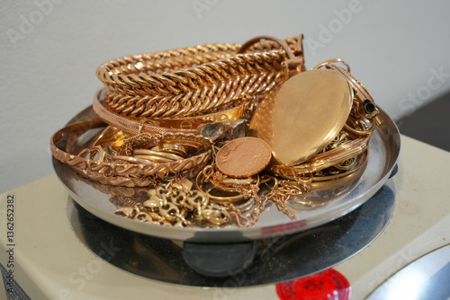 Pesée d'une balance avec bijoux en or