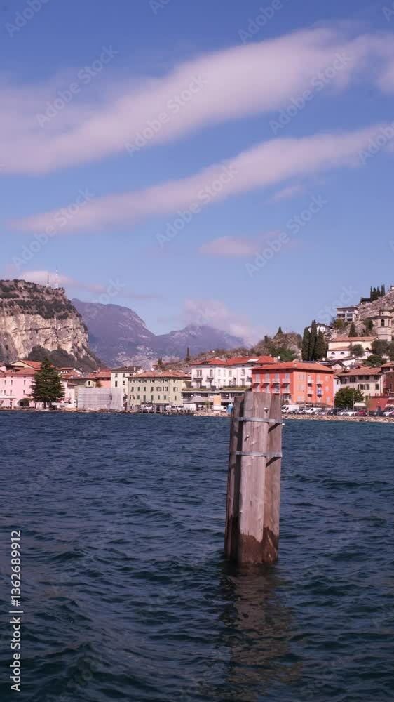 Video verticale, veduta di Torbole, lago di Garda, Italia