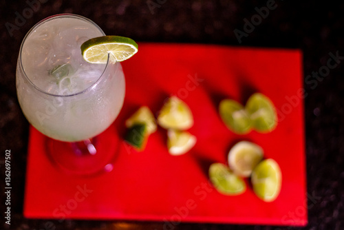 Caipirinha com limão na borda