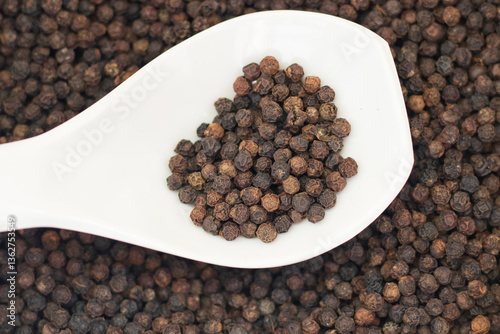 Cuadro en lienzo black pepper - kali mirch in white spoon background image