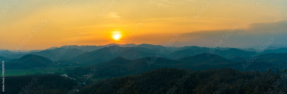 Fototapeta premium Golden sunset over forested hills in Mae Hong Son, Thailand