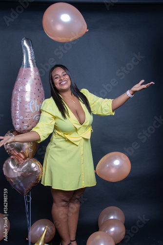 Mujer con traje amarillo en una celebración especial