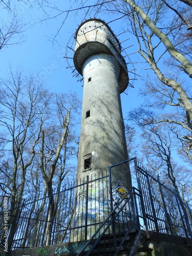 Fotografi modern tower in the forest of the curonian spit in russia