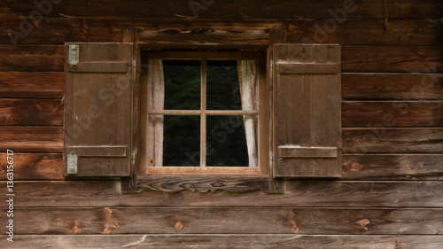 Altes Holzfenster an einer Hauswand aus Holz