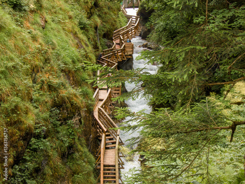 Hölzener Flussweg in einer Schlucht mit einem Gebirgsfluß