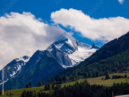 Alpen Panorama mit blauem leicht bewölkten Himmel