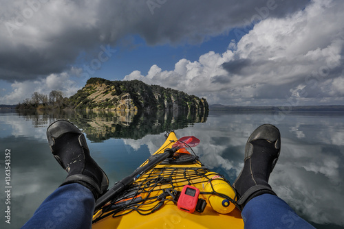 Relax in kayak davanti l'isola Martana photo