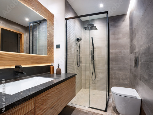 Salle de bain avec douche
