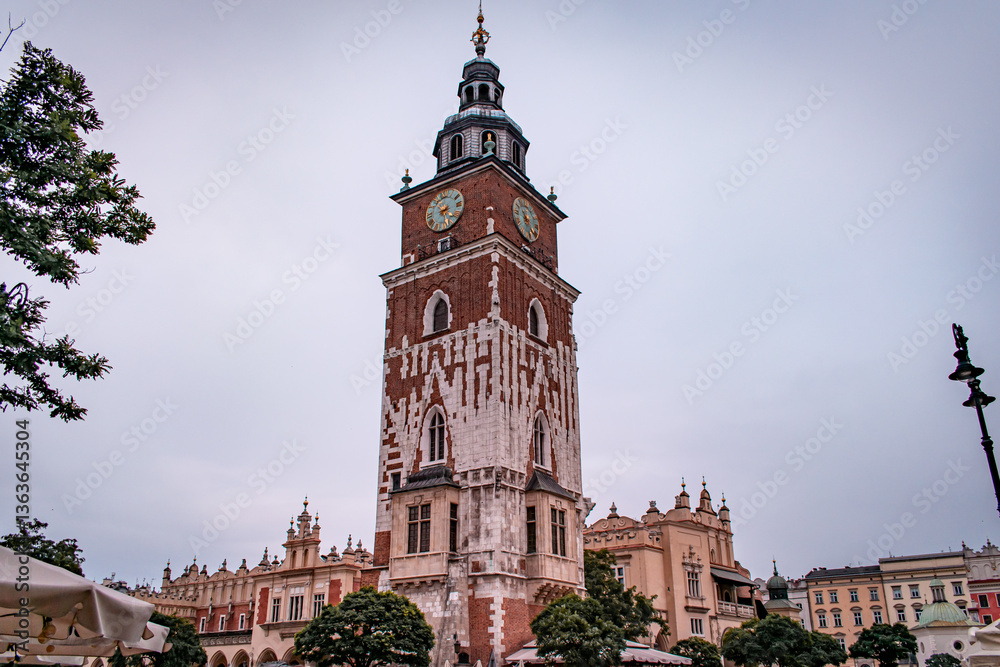 Obraz premium The Old Town Square in Cracow, featuring stunning architecture.