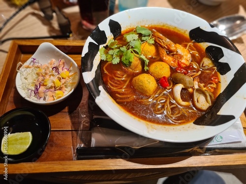 Cuadro en lienzo Delicious Thai Tom Yum Noodle Soup with Shrimp and Fish Balls at Menya Musashi B