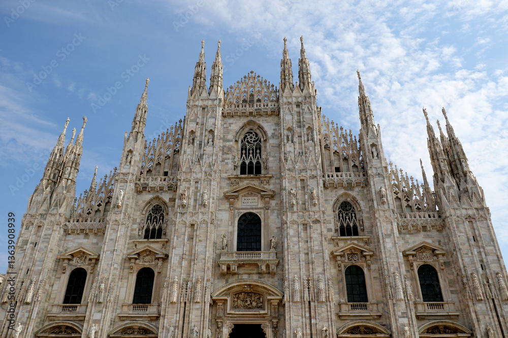 Obraz premium Il Duomo Di Milano - Catedral de Milão, the magnificent church made of Marble in Milan, Italy. Basilica cattedrale metropolitana di Santa Maria Nascente, Lombardia.