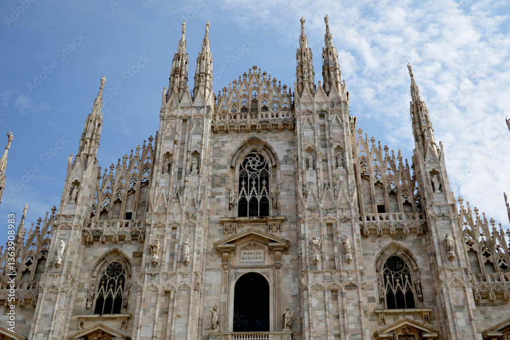 Obraz premium Il Duomo Di Milano - Catedral de Milão, the magnificent church made of Marble in Milan, Italy. Basilica cattedrale metropolitana di Santa Maria Nascente, Lombardia. 