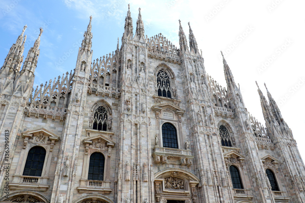 Obraz premium Il Duomo Di Milano - Catedral de Milão, the magnificent church made of Marble in Milan, Italy. Basilica cattedrale metropolitana di Santa Maria Nascente, Lombardia. 