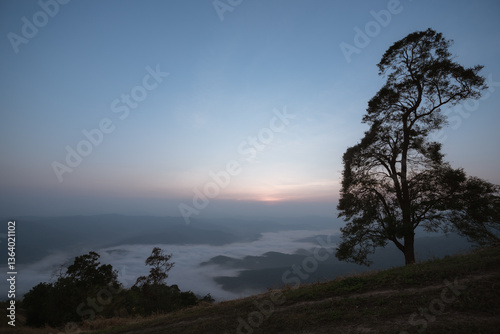 Fotografie A viewpoint on a high mountain peak with morning fog.