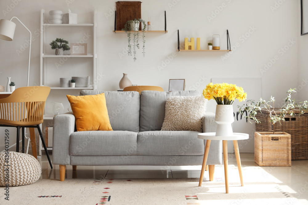 Obraz premium Vase with daffodil flowers on coffee table in living room