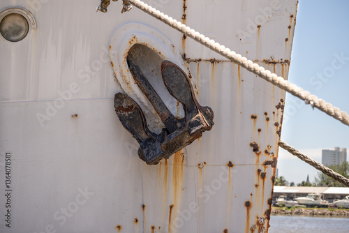 detalle de ancla oxidada en barco estacionado
