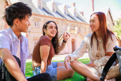 公園で談笑する大学生の男女