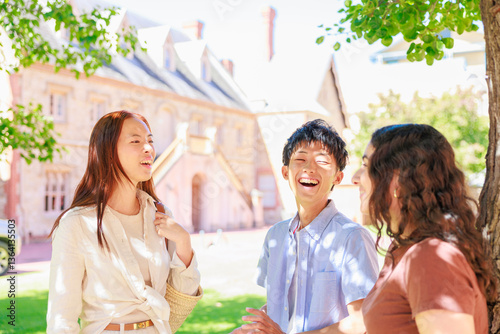 公園で談笑する大学生の男女