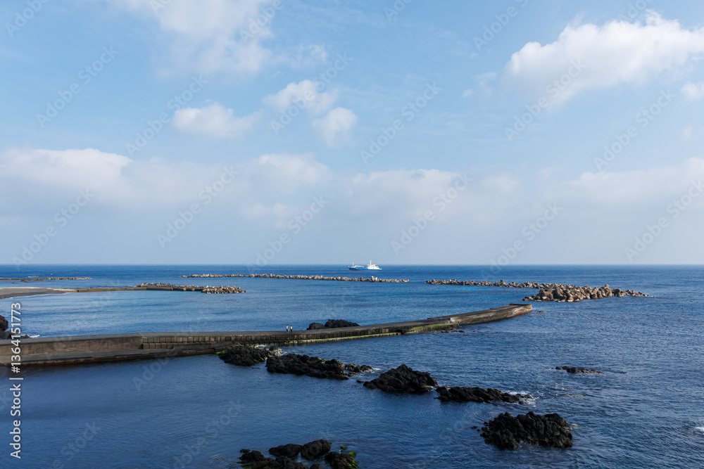 夜明けの底土港と底土海水浴場の日の出。
東京都伊豆諸島八丈島-2025年