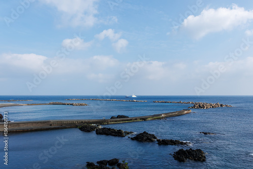 Obraz na płótnie 夜明けの底土港と底土海水浴場の日の出。
東京都伊豆諸島八丈島-2025年
w salonie