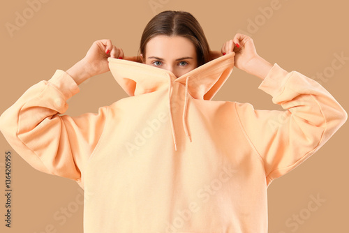 Stylish young woman in hood...