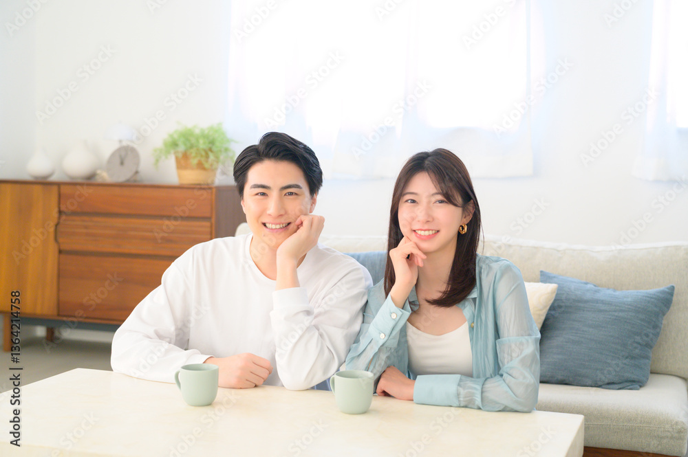 並んで笑顔の日本人男女 並んで笑顔の日本人男女
