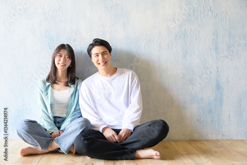 並んで座る日本人男女
