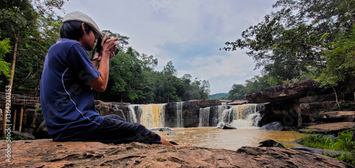 Obraz na płótnie Photographer with waterfall w salonie