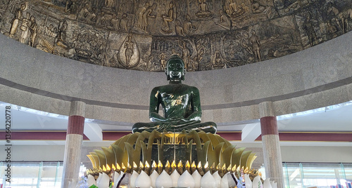 Obraz na płótnie The biggest jade buddha w salonie