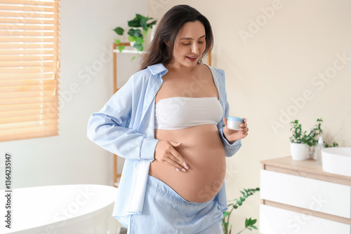 Young pregnant woman with j...