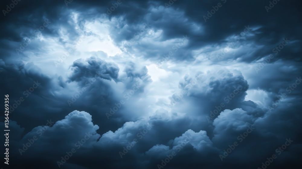 Obraz premium Dark Dramatic Cloudscape: A Brooding Stormy Sky