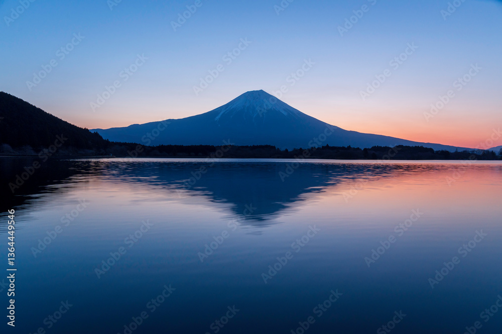 田貫湖の湖面に映る夜明けの富士山 田貫湖の湖面に映る夜明けの富士山