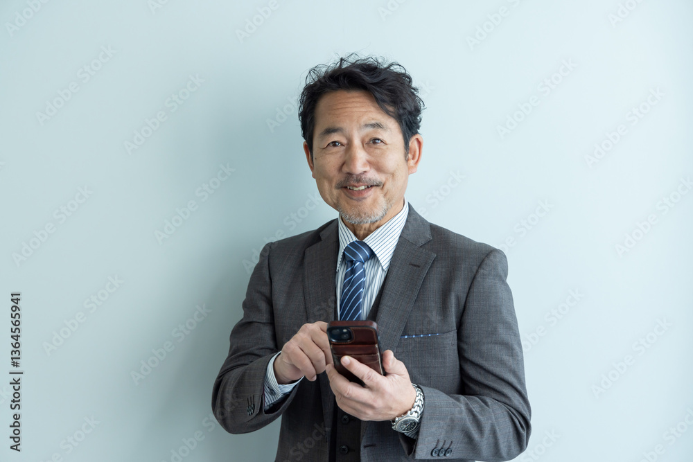 ミドルエイジ男性ビジネスパーソン スマートフォン
ミドルエイジ男性ビジネスパーソン スマートフォン