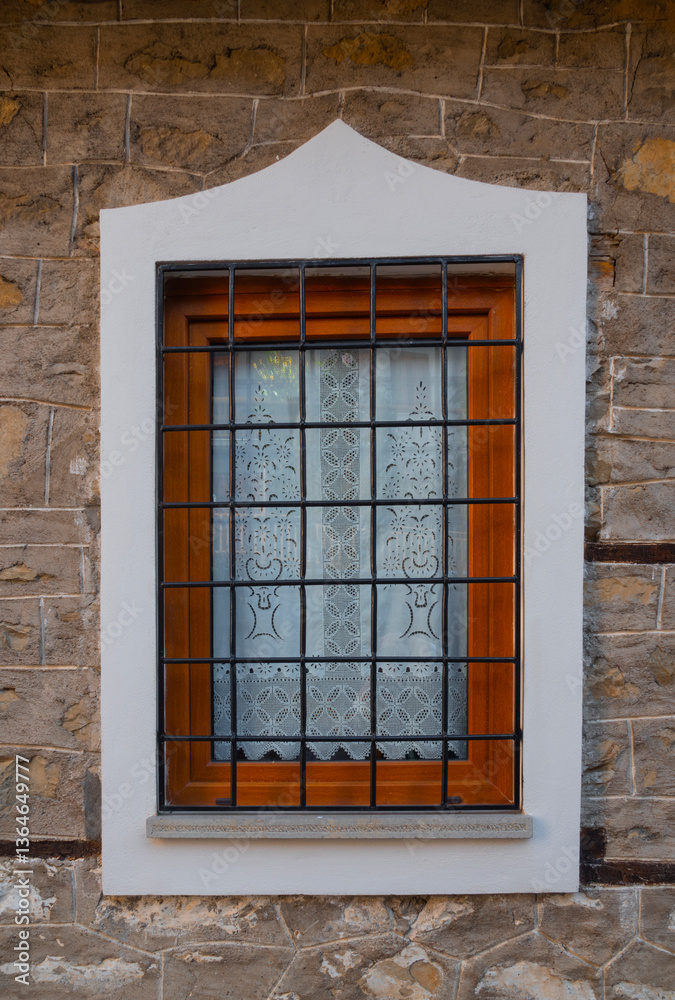 Obraz premium Windows in houses of traditional architecture in the mountain tourist village of Metsovo in the mountains of Epirus in Greece