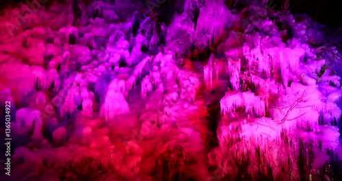 あしがくぼの氷柱のライトアップ　埼玉県　チルト映像
