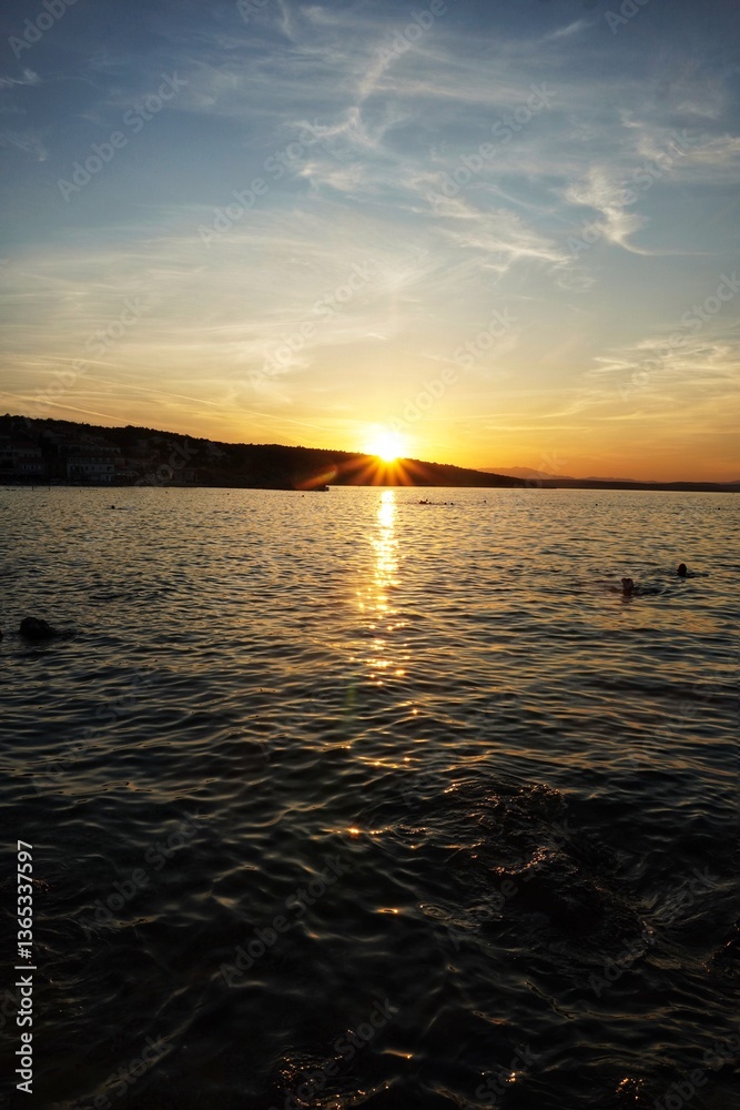 Obraz premium Sonnenuntergang auf Krk am Mittelmeer