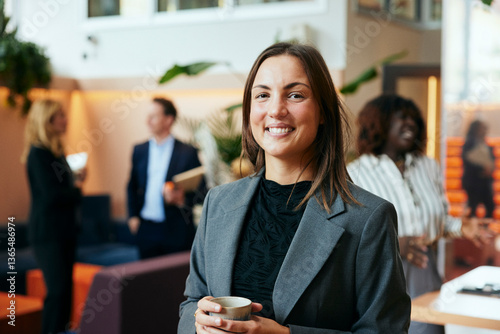 Porträtt av glad affärskvinna som håller i kaffemugg