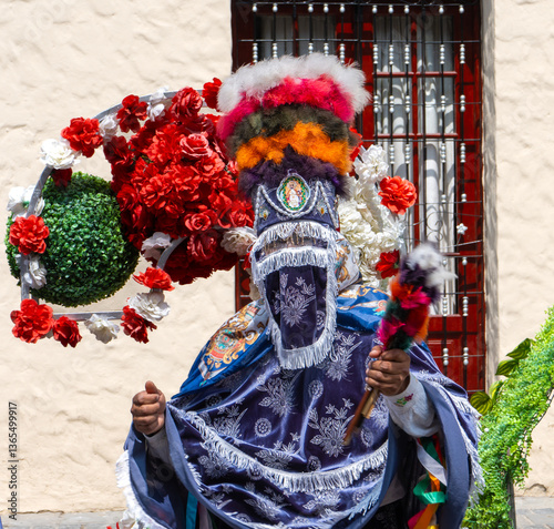 Obraz na plátně Traditional chuncho dancer in elaborate attire and feathered headdress during san roque festival