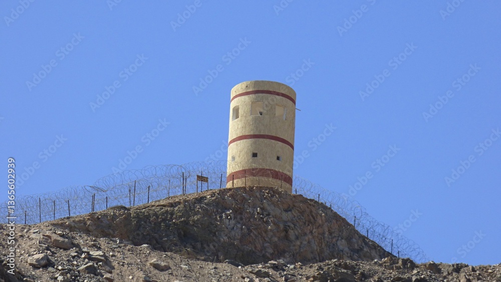 Obraz premium Watchtower and barbed fence on the border with Egypt