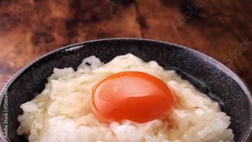 卵かけご飯 黄身をお箸で割る