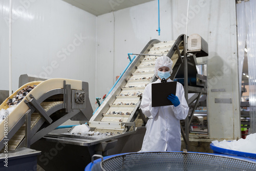Foto Canned fish factory, seafood manufacturing and processing