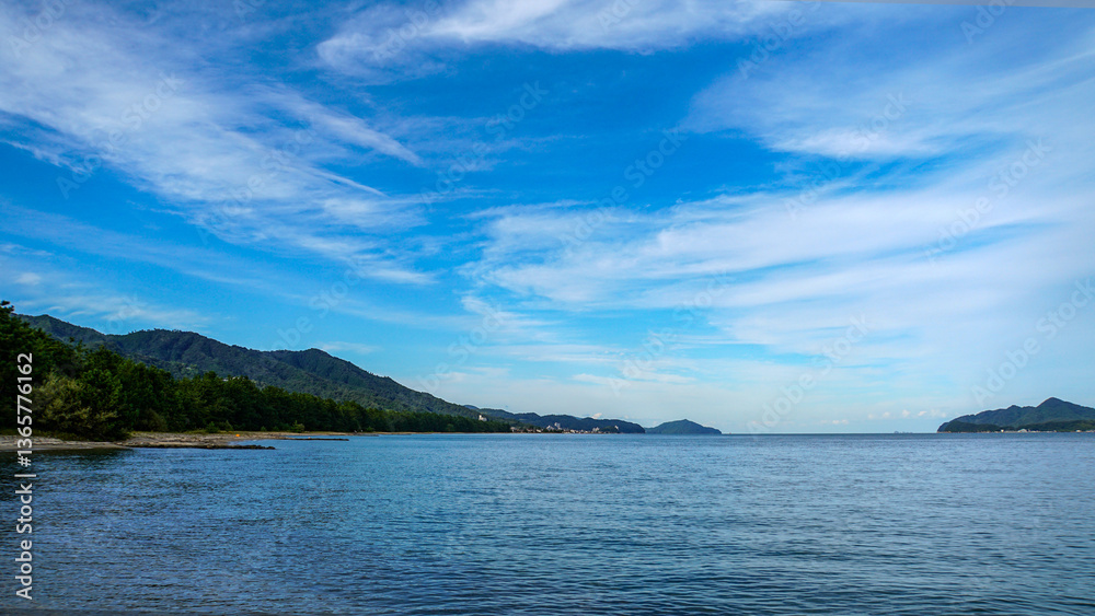 Obraz premium 京都の宮津湾の静かな海と緑豊かな島々