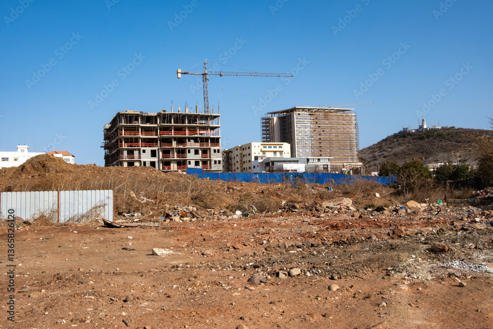 Fototapeta premium Immeuble en construction sur le site de l'ancien aéroport dans la ville de Dakar au Sénégal en Afrique 