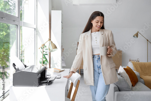 Young businesswoman with cu...