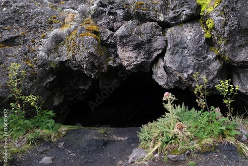 Obraz na płótnie Famous cave around Shira Camp, Kilimanjaro, Machame Route, Tanzania. It was used as accommodation in early days of climbing Kilimanjaro w salonie