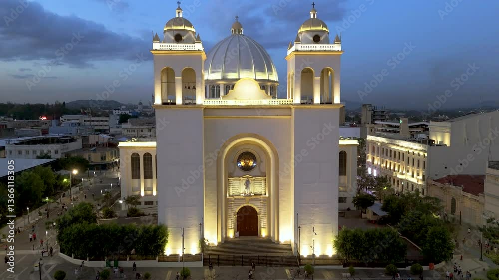 Toma aérea nocturna de la Catedral del Centro de El Salvador
