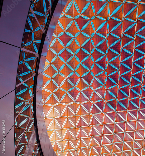 Toldos coloridos en un patio interior