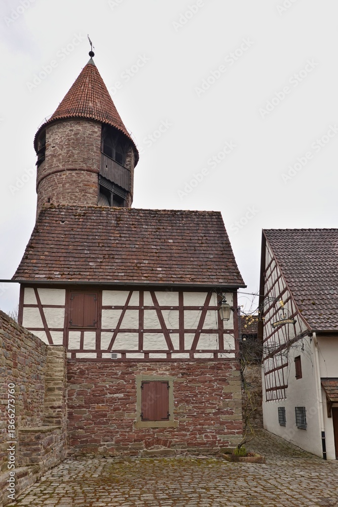 Fototapeta premium Weil der Stadt -Roter Turm mit Haus und Mauer.