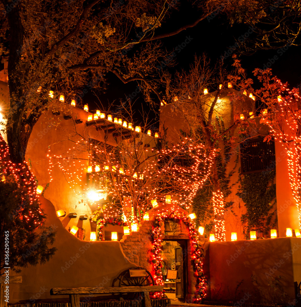 Fototapeta premium Farolitos and Christmas on Adobe Building in Old Town, Sante Fe, New Mexico, USA