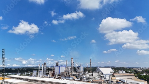 Visão aérea indústria no horizonte com vista das caldeiras, chaminés e equipamentos industriais